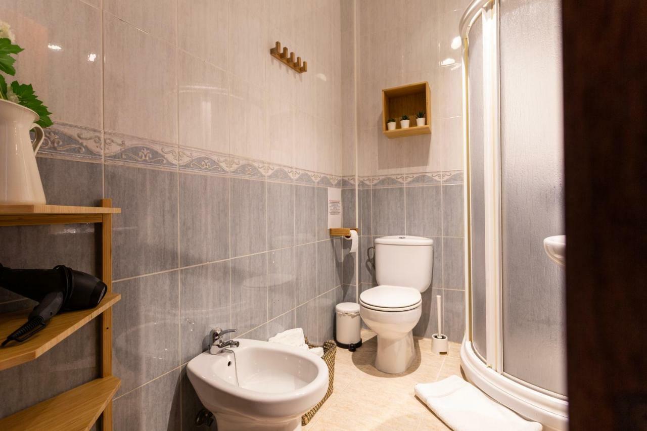 Serva La Bari Shared Apartment セビリア エクステリア 写真